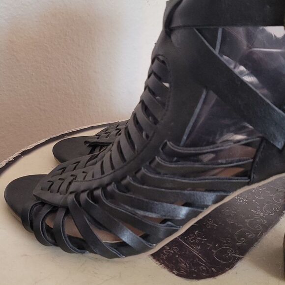 American Eagle Galdiator Style Shoes - Picture 8 of 13